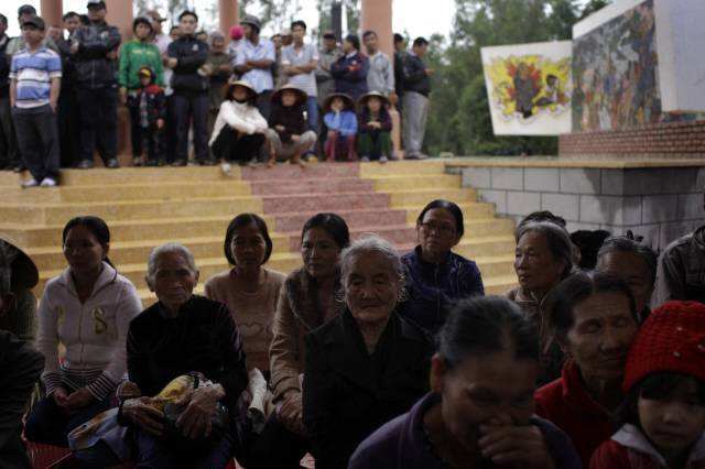 지난달 25일 베트남 빈딘성 떠이빈사 고자이마을에서 ‘빈안학살 50주년’을 맞아 ‘따이한 제사’가 열렸다. 주민들 뒤로 빈안학살 위령제단 뒤편에 설치된 벽화가 보인다. 벽화엔 한국군 맹호부대 마크가 그려진 군복을 입은 군인의 모습이 그려져 있다. 빈딘/조우혜 프리랜서 사진가