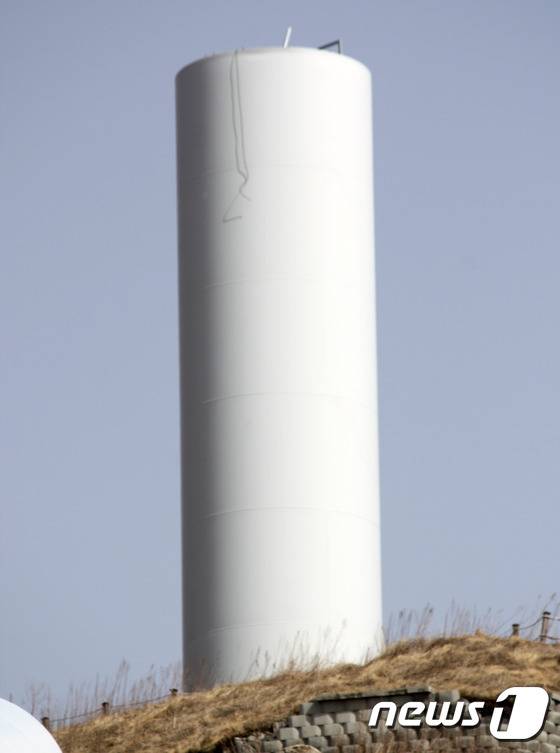 6일 강원 태백시 삼수동 풍력발전단지에서 높이 90여m 풍력발전기 1기가 부러져 기둥만 남아 있다. 2016.3.6/뉴스1 © News1 하중천 기자