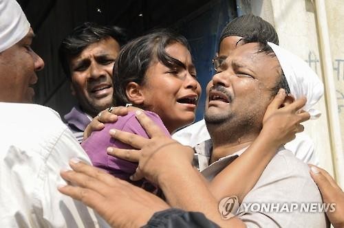 9일 인도 우타르 프라데시 주 그레이터 노이다에서 인근 마을 남성에게 성폭행 당한 뒤 불에 타 숨진 15세 소녀의 가족들이 슬퍼하고 있다.(AFP=연합뉴스)