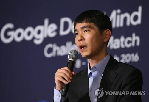 <세기의 대국> 경기 소감 밝히는 이세돌 9단 (서울=연합뉴스) 김도훈 기자 = 알파고에게 2연패를 당한 이세돌 9단이 10일 오후 서울 종로구 포시즌스 호텔에서 '구글 딥마인드 챌린지 매치'를 마친 뒤 경기 소감을 밝히고 있다.