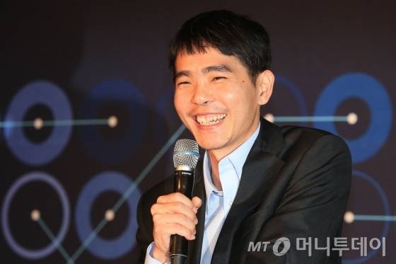알파고에 승리를 거두고 환하게 웃는 이세돌 9단/사진=이기범 기자