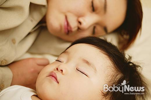 아이는 부모와 함께 자고 싶어 할 수 있지만 그것은 아이와 부모 모두에게 좋은 행동이 아닐 수 있다. ⓒ베이비뉴스