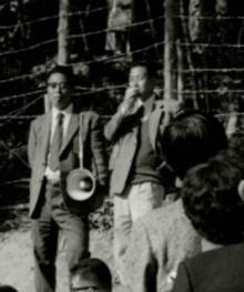 1970년대 일본 내 한반도 도래인 유적을 찾은 답사 현장에서 우에다(오른쪽) 교수가 설명하고 있다. 그의 왼쪽이 재일동포 정조문이다. 교토 고려미술관 제공