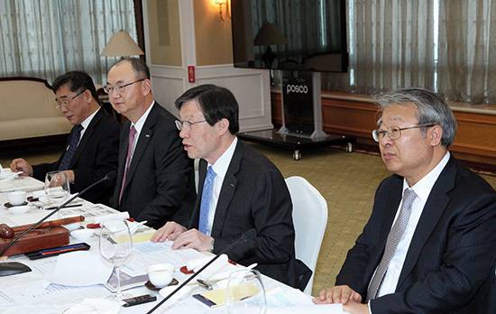 ⓒ철강협회 제공 : 2월23일 회원사 대표들이 참석한 철강협회 총회에서 권오준 포스코 회장(왼쪽 세 번째)이 발언하고 있다.