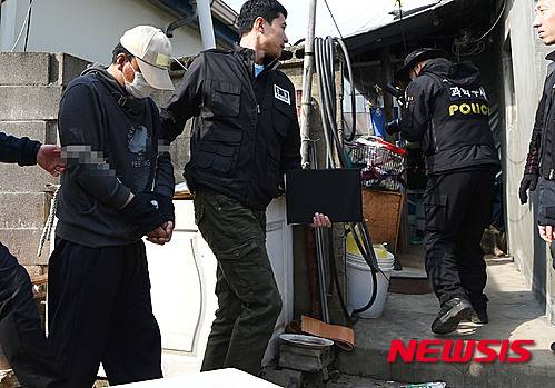 【시흥=뉴시스】이정선 기자 = 시각장애인 아버지 이모(61)씨를 폭행해 숨지게 하고 야산에 묻은 모자(母子)에 대한 현장검증이 실시된 17일 오전 경기도 시흥시 신천동 피의자 주거지에서 아들 이모(37)씨가 현장검증을 위해 집 안으로 들어가고 있다. 2016.03.17. ppljs@newsis.com