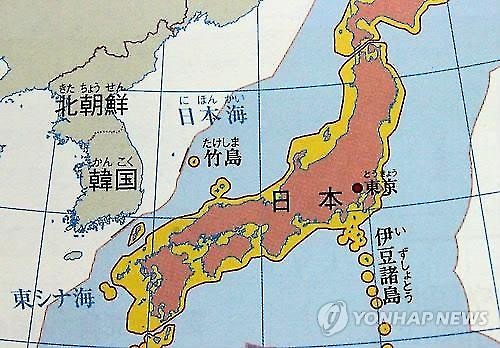(도쿄=연합뉴스.자료사진) 작년 4월 일본 문부과학성의 검정을 통과한 중학교 교과서의 지도에 독도가 다케시마(竹島·일본이 주장하는 독도의 명칭)로 표기돼 있고 일본 땅으로 구분돼 있다.