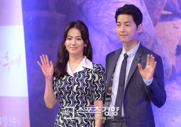 송혜교, 송중기가 지난달 22일 서울 강남구 임피리얼 팰리스 서울에서 열린 KBS 드라마 <태양의 후예> 제작발표회에서 포토타임을 갖고 있다. 이석우 기자 foto0307@kyunghyang.com