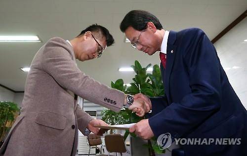 탈당 서류 제출하는 류성걸 (대구=연합뉴스) 김준범 기자 = 류성걸 의원(대구 동갑)이 23일 오후 대구시 수성구 새누리당 대구시당에서 탈당에 필요한 서류를 당에 제출하고 있다. 2016.3.23