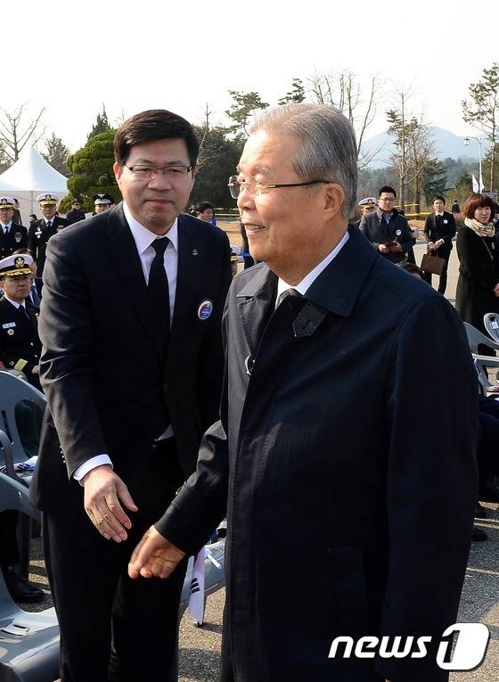 김종인 더불어민주당 비상대책위원회 대표가 25일 대전시 유성구 국립대전현충원에서 열린 제1회 서해수호의날 기념식에서 참석자들과 인사를 하고 있다. 2016.3.25/뉴스1 © News1 장수영 기자
