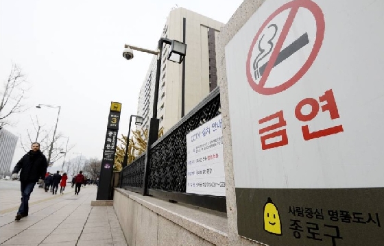 서울 광화문역 출구에 금연 표시가 붙어있다. 서울시는 오는 5월부터 지하철역 출입구 10m 이내를 금연구역으로 지정한다./사진=뉴스1