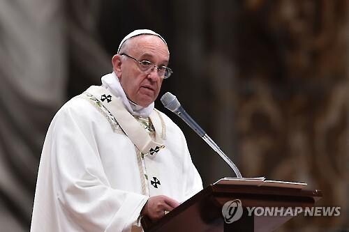 프란치스코 교황이 부활절 전야 미사에서 희망의 메시지를 강조했다. [AFP=연합뉴스]