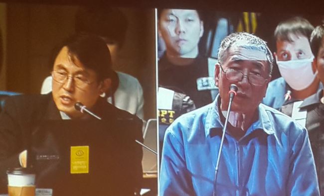 (사진 우측)이준석 세월호 선장이 김서중 청문회 위원에게 받은 질문에 대해 대답하고 있다.
