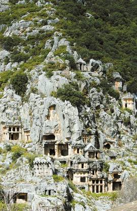 절벽에 굴을 파고 만든 동굴 무덤. 고대 도시 미라에 있다.