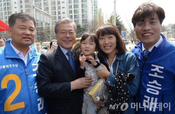 문재인 더불어 민주당 전 대표가 2일 오후 대전 노은역 앞에서 열린 조승래(대전 유성갑) 후보의 지원 유세에서 박 후보와 함께 시민들과 사진을 찍고 있다. 2016.4.2/사진=뉴스1