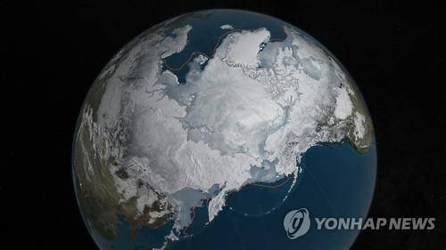 (선양=연합뉴스) = 지구온난화로 중국 해수면 상승이 빨라지고 있으며 지금보다 7㎝ 이상 높아지면 내륙의 장쑤(江蘇)성 난징(南京)까지 물이 잠길 것이라는 예측이 나왔다. 사진은 지난달 28일(현지시간) 미국항공우주국이 발표한 위성사진으로 북극의 겨울철 얼음면적이 역대 최저치로 감소한 것을 나타낸다. (AP=연합뉴스 자료사진) 2016.4.2 realism@yna.co.kr