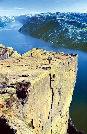 깎은 듯 평평한 지형이 특징인 프레이케스톨렌