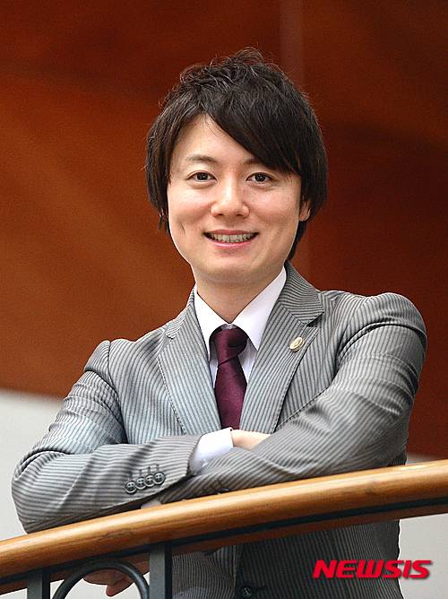 【서울=뉴시스】김동민 기자 = 일본 사법시험을 공부 2년 만에 합격한 일본의 인기 변호사이자 ‘정답부터 보는 꼼수 공부법(위즈덤하우스 펴냄)’의 저자 야마토 사토(佐藤大和)가 30일 오후 서울 강남구 노보텔 앰배서더 강남 호텔에서 뉴시스와 인터뷰에 앞서 사진 촬영을 하고 있다. 야마토 사토의 저서는 일본에서 발간되자마자 사법시험 분야 1위로 꼽힐 정도로 큰 인기를 누리고 있다. 2016.03.31. life@newsis.com