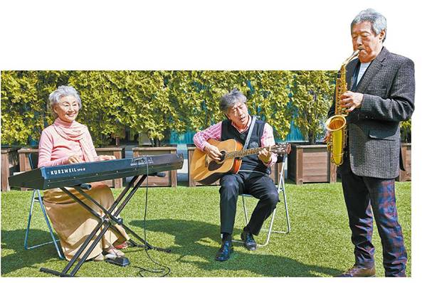 서울 낙원악기상가 야외공연장에서 50~60대가 모여 취미활동으로 닦은 건반·기타·색소폰 연주 실력을 뽐내고 있다.