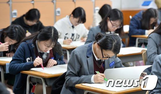 경기 수원시 영통구 효원고등학교 3학년 학생들이 전국연합 학력평가 시험을 보고 있다. /뉴스1 DB © News1