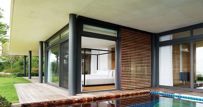 침실 옆으로 개인 수영장을 갖춘 클리프하우스 A2동.