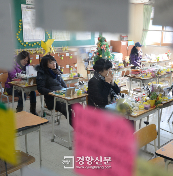 지난 1월 단원고 졸업식날 희생 학생들의 가족들이 아이들이 쓰던 빈 교실에 앉아 있다.  / 강윤중 기자