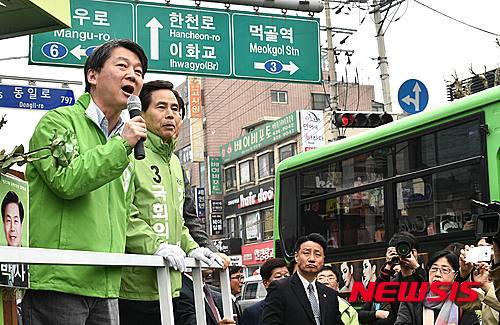 【서울=뉴시스】방지원 인턴기자 = 9일 오전 서울 중랑구 중화역 근처에서 국민의당 안철수(왼쪽) 공동대표가 20대 총선에 출마하는 강원 후보(중랑을) 지원 유세를 하고 있다. 2016.04.09. tu1889@newsis.com