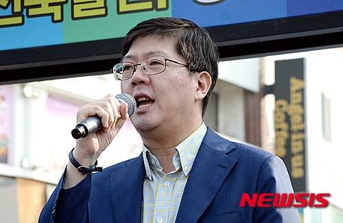 【전주=뉴시스】윤난슬 기자 = 9일 오후 전북대학교 구정문 앞에서 열린 합동유세에서 김홍걸 더불어민주당 국민통합위원장이 후보들의 지지발언을 하고 있다. 2016.04.09. yns4656@newsis.com