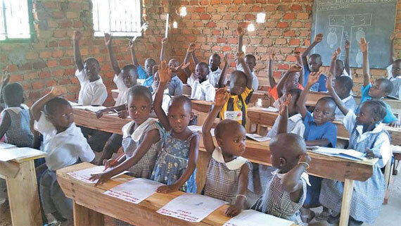 새 교실에서 수업 중인 우간다 아이들.
