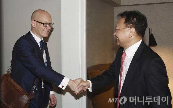 G20 재무장관·중앙총재회의 참석차 미국 워싱턴을 방문중인 유일호 경제부총리 겸 기획재정부 장관이 14일(현지시간) 페어몽 호텔에서 알라스테어 윌슨 무디스 국가신용등급 글로벌 총괄과 면담 전 악수를 하고 있다.(기획재정부 제공) 2016.4.15/뉴스1 <저작권자 © 뉴스1코리아, 무단전재 및 재배포 금지>