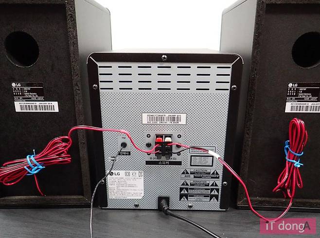 양쪽 스피커 케이블만 본체에 연결하면 된다