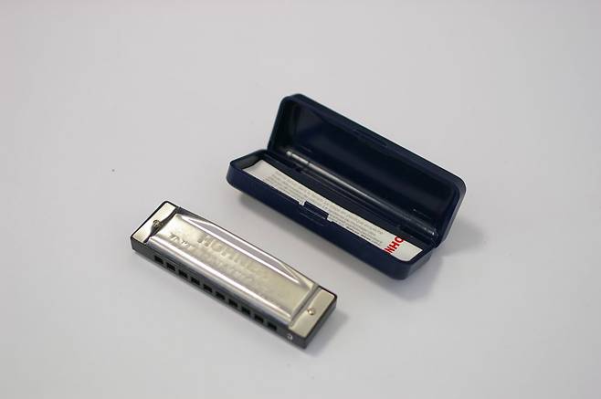 공연할 때마다 사용한 하모니카.