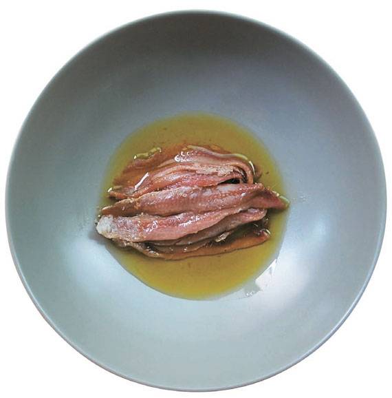 올리브유에 재워 부드러운 맛을 강조한 앤초비.
