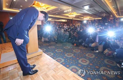 롯데마트 가습기 살균제 피해자 보상 추진 (서울=연합뉴스) 김도훈 기자 = 롯데마트 김종인 대표가 18일 오전 서울 중구 롯데호텔에서 가습기 살균제 피해자 사과 및 보상 발표 기자회견에 앞서 고개 숙여 인사를 하고 있다.