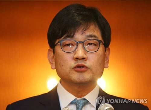 사과하는 롯데마트 김종인 대표 (서울=연합뉴스) 김도훈 기자 = 롯데마트 김종인 대표가 18일 오전 서울 중구 롯데호텔에서 가습기 살균제 피해자 사과 및 보상 발표 기자회견을 하고 있다.