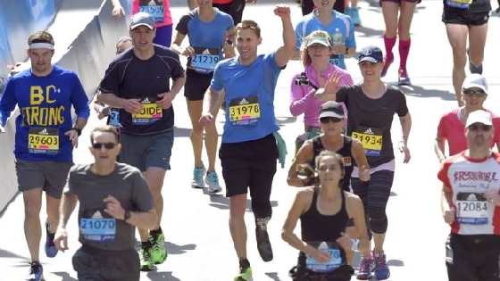 2013년 보스턴 마라톤대회 테러로 왼쪽 다리를 잃은 패트릭 다운즈가 18일(현지시간) 열린 보스턴 마라톤대회에 참가해 뛰고 있다. /사진=BBC 사진 캡처<br>