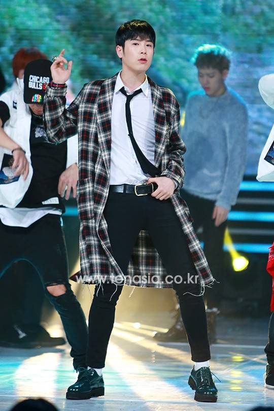 블락비 피오가 멋진 무대를 선보이고 있다. (쇼챔피언)