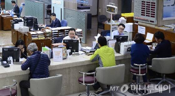 한 시중은행에서 고객들이 대출상담을 받고 있다. /사진제공=뉴스1