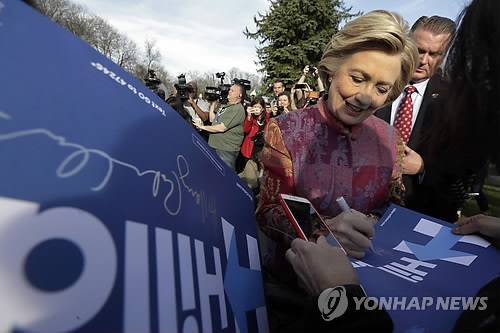 투표하랴 사인해주랴 (뉴욕 AP=연합뉴스) 미국 대선 경선 레이스의 주요 분수령으로 떠오른 뉴욕주 경선이 19일(현지시간) 시작된 가운데 민주당 선두주자 힐러리 클린턴 전 국무장관이 이날 뉴욕주 샤파쿠아의 한 초등학교에서 투표를 마친 뒤 지지자에게 사인을 해주고 있다.