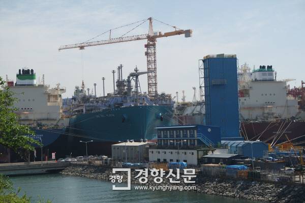 4월 22일 경남 거제시 옥포동에 있는 대우조선해양 조선소에서 선박 건조작업이 진행되고 있다. 한때 5만 명 가까이 근무했던 대우조선해양은 4만5000여명이 근무하고 있으며, 인력을 올해 안에 3만 명 수준으로까지 감축할 예정이다. / 박은하 기자