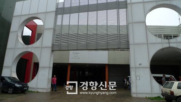 벨루오리존치 바레이루에 있는 민중식당 ‘돔 마우루 바스투스(Dom Mauro Bastos)’의 입구. 2010년에 들어선 이 식당에는 주로 ‘어느 정도 먹고 사는’ 사람들이 온다. 벨루오리존치(브라질)| 정희완 기자 roses@kyunghyang.com