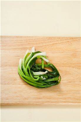 1. 실파는 깨끗이 손질하여 끓는 물에 데친 후 먹기 좋은 크기로 썰고 김은 구워서 잘게 부수고 홍고추는 채 썬다.