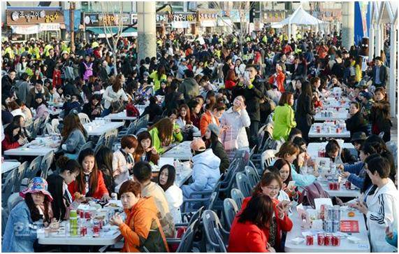 인천 중구 월미 문화의 거리에서 지난달 28일 오후 진행된 '중국 아오란그룹 임직원 치맥파티'에서 4,500여명의 참석자들이 치킨과 맥주를 즐기고 있다. 한국일보 자료사진