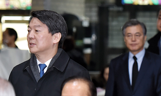 ⓒ사진공동취재단 : 2015년 12월30일 서울 도봉구 창동성당에서 열린 김근태 4주기 추모미사에 참석한 안철수(왼쪽)·문재인(오른쪽) 의원.