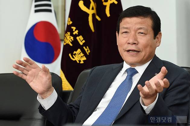 26일 한경닷컴과 인터뷰하는 신동원 휘문고 교장. / 변성현 기자