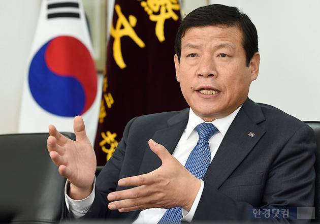 신 교장은 대입 진학실적보다 '큰 사람'을 만드는 게 목표라고 강조했다. / 변성현 기자