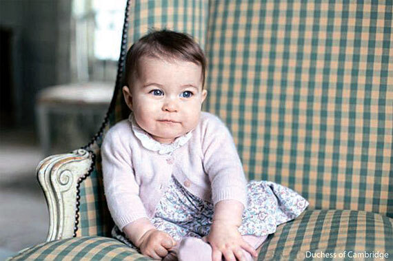윌리엄 윈저 왕세손과 케이트 미들턴 왕세손비의 자녀인 샬럿 공주(11개월). 대중에게 노출될 때마다 같은 ‘스타일’의 옷을 입는다. 대중의 관심을 줄이기 위해서지만 왕자공주가 입은 옷은 순식간에 품절된다. [영국 왕실 공식 트위터]