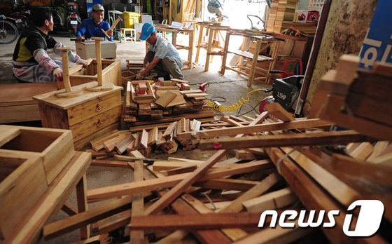 폐목재 재활용 공방에서  가구만드는 모습. 사진은 기사 내용과 무관함. 2013.05.15/뉴스1
