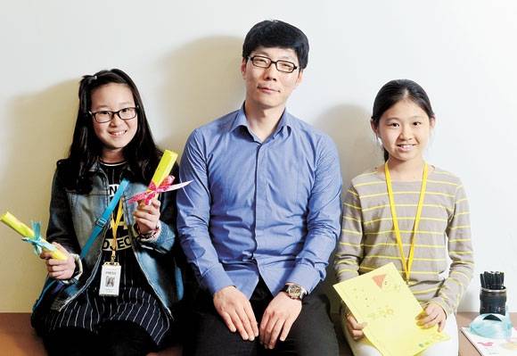 편지지 꾸미기 노하우를 전수한 펠트보이(가운데)와 나경린(왼쪽)·석지원 학생기자. 펠트보이는 800편이 넘는 손 그림 강좌로 유명한 블로거(http://feltboy.blog.me)다. 『펠트보이와 함께하는 손그림 일러스트 놀이』 『펠트보이와 함께하는 컬러링 놀이』 등을 썼다.
