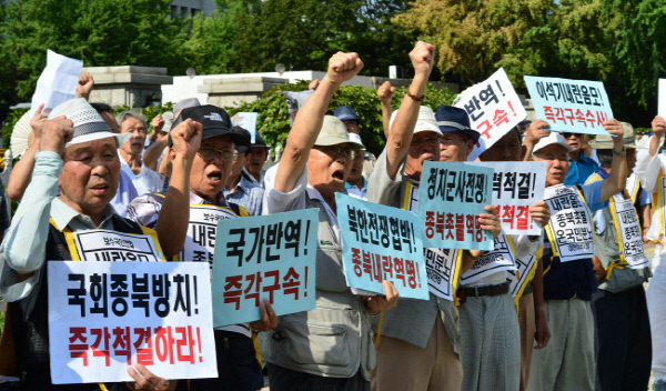 2013년 8월 30일 서울 여의도 국회 앞에서 열린 ‘통합진보당 이석기 의원 규탄’ 집회에서 어버이연합 회원들이 구호를 외치고 있다. 정지윤기자