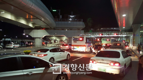 1일 오후 제주공항 1층 도착장 앞 도로에 차량들이 몰리면서 극심한 정체를 빚고 있다. 박미라 기자
